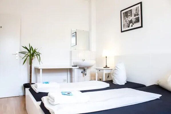 Habitación doble, baño compartido | Escritorio, cortinas blackout, wifi gratis y ropa de cama