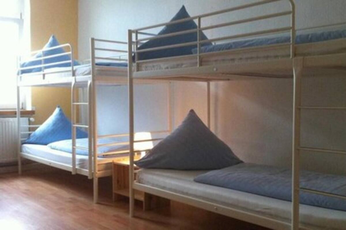 Habitación familiar, baño compartido | Escritorio, cortinas blackout, wifi gratis y ropa de cama