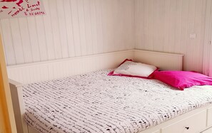 Basic-Doppelzimmer | Verdunkelungsvorhänge, kostenloses WLAN, Bettwäsche