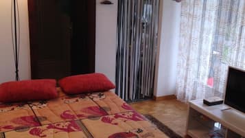 Standard Studio, Pool Access, Garden View | Individually decorated, individually furnished, blackout curtains