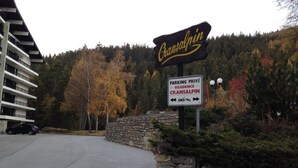 En skylt för Cransalpin med en parkeringsskylt som visar att parkeringen är avsedd för boende.