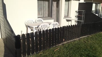 Standard Studio, Pool Access, Garden View | Terrace/patio