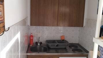 Standard Studio, Pool Access, Garden View | Private kitchenette | Fridge, microwave, stovetop, coffee/tea maker