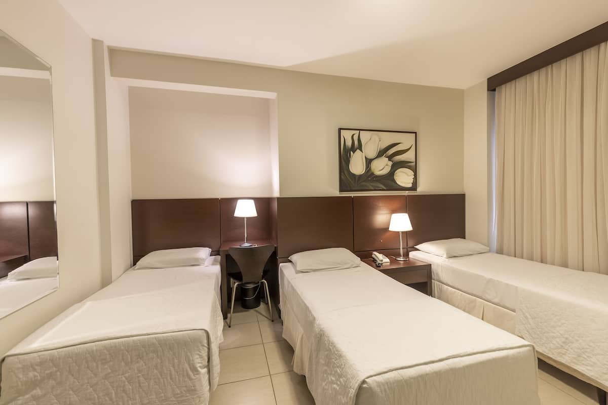 Habitación triple estándar | Minibar, escritorio, cortinas opacas y sistema de insonorización