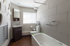 Loft, eigenes Bad | Badezimmer | Duschwanne, Handtücher
