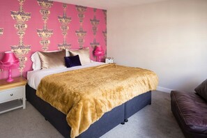 Loftsrom, privat bad | 2 soverom, sengetøy av topp kvalitet, safe på rommet og skrivebord