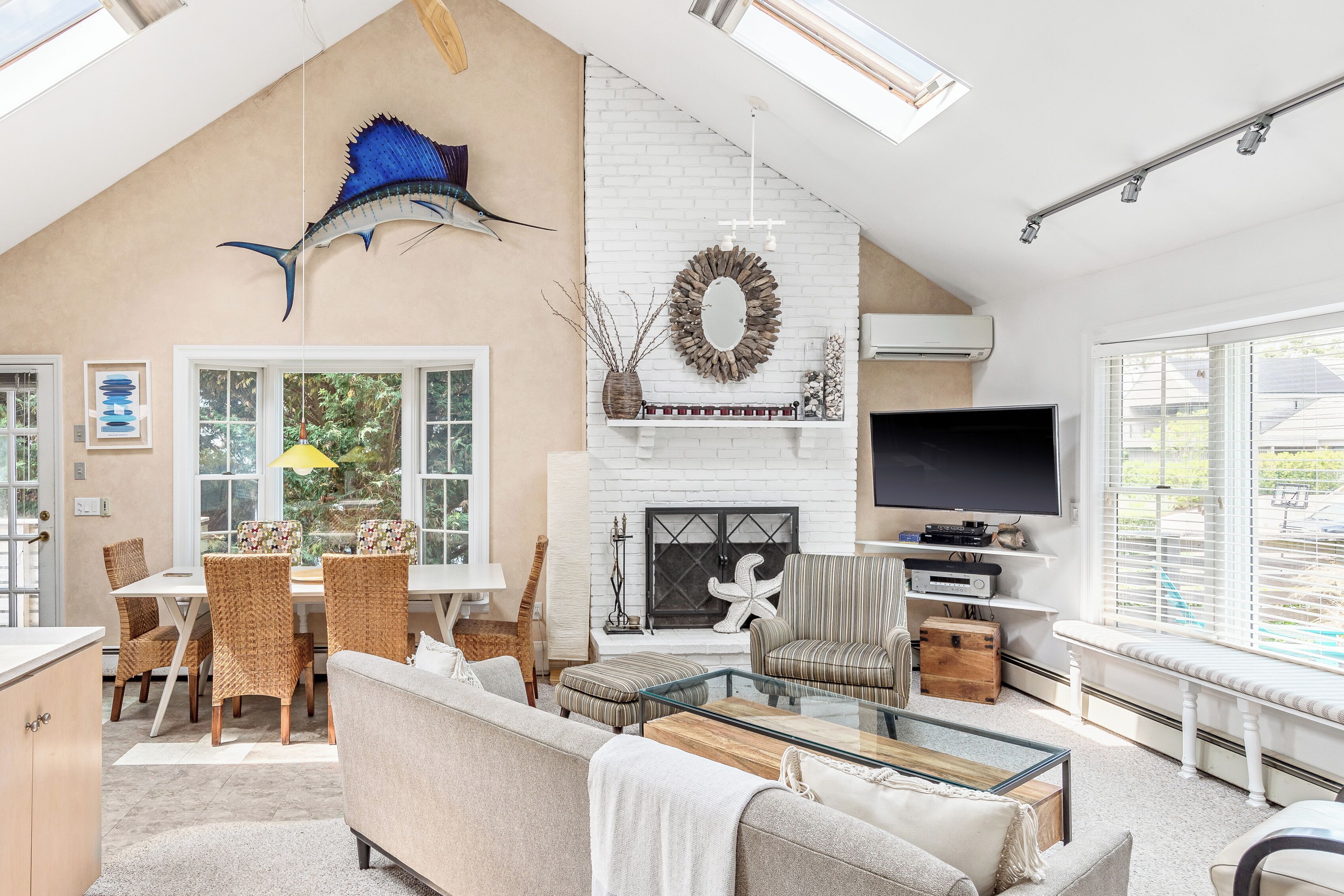 Ditch Plains Retreat, Surfer's Paradise, Walk To The Beach, Family Friendly Home