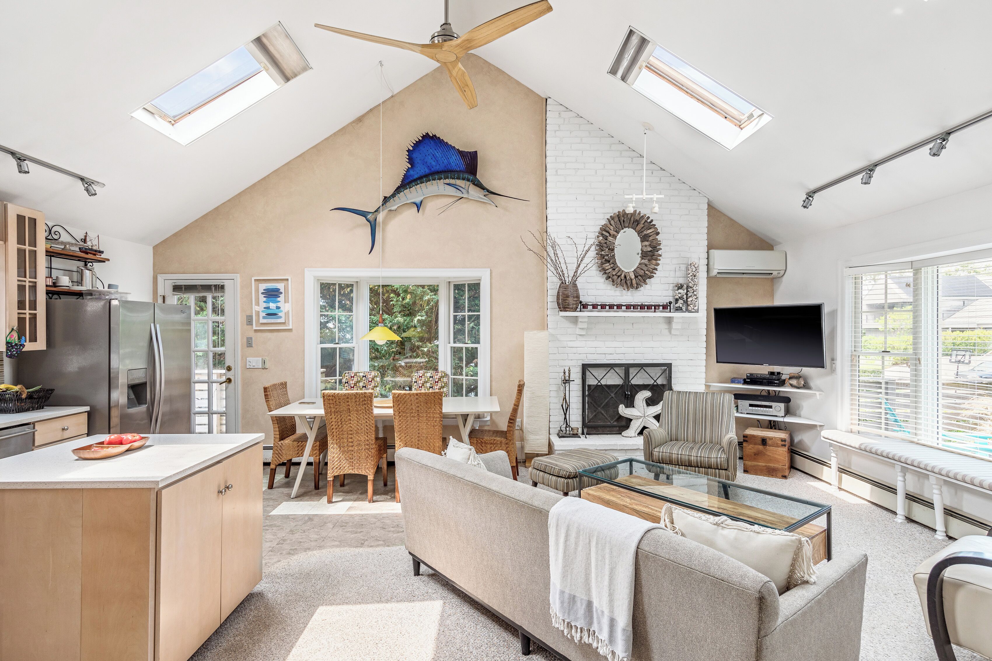 Ditch Plains Retreat, Surfer's Paradise, Walk To The Beach, Family Friendly Home