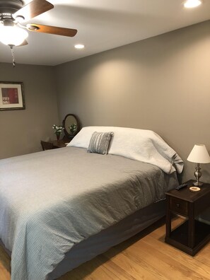 3 habitaciones, tabla de planchar con plancha y cuna de viaje 