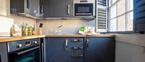 Kühlschrank, Mikrowelle, Ofen, Herdplatte