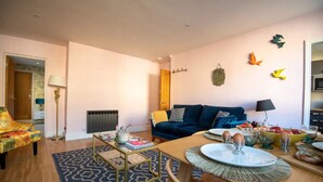 Una sala de estar moderna con un sofá, una mesa de centro y un comedor.