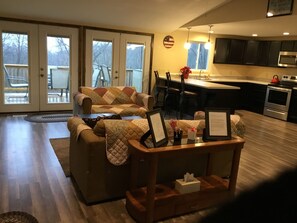 Smart TV, DVD player, books - All American Cabin with plenty of parking, handicap friendly (Newark)