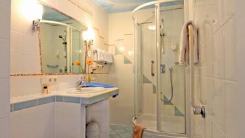 Ein Badezimmer mit Dusche, Waschbecken und Toilette.