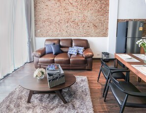 Living area - Family Size Suite - can accommodate up to 8 people. (Tambon Chang Moi)