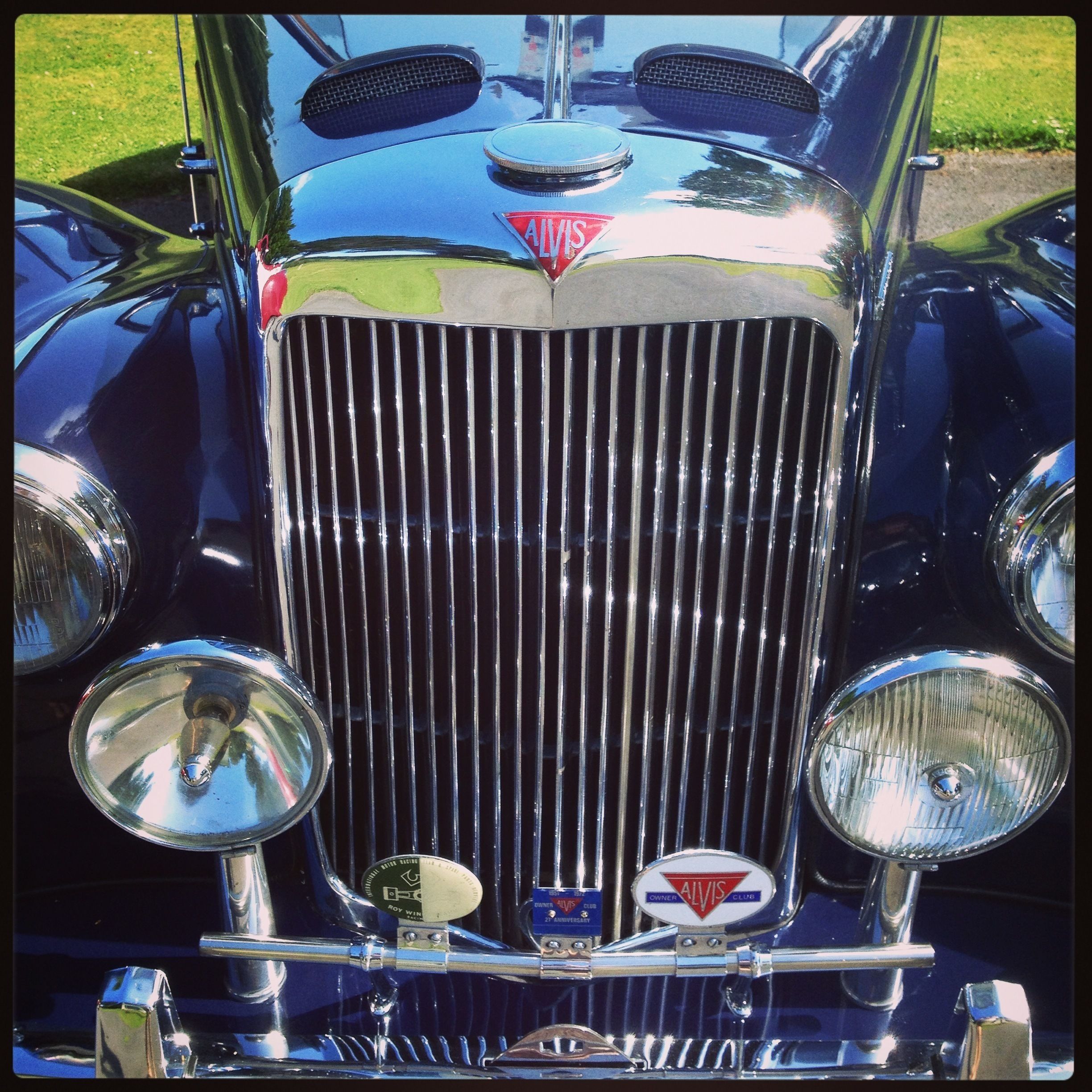 Un'auto classica con una mascherina sporgente, uno stemma e fari circolari.