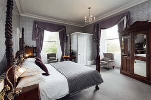 Tabla de planchar con plancha, wifi gratis y ropa de cama 