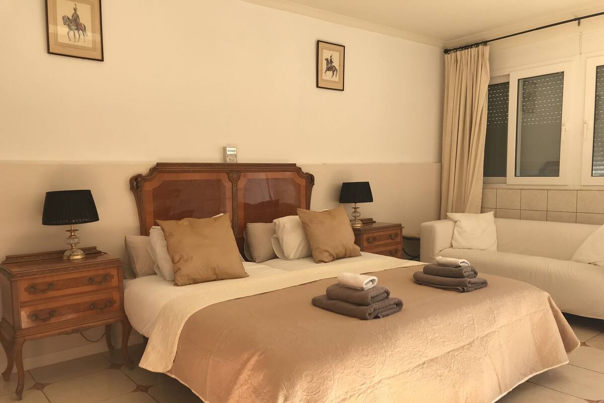 Blackout curtains, soundproofing, cots/infant beds, free WiFi