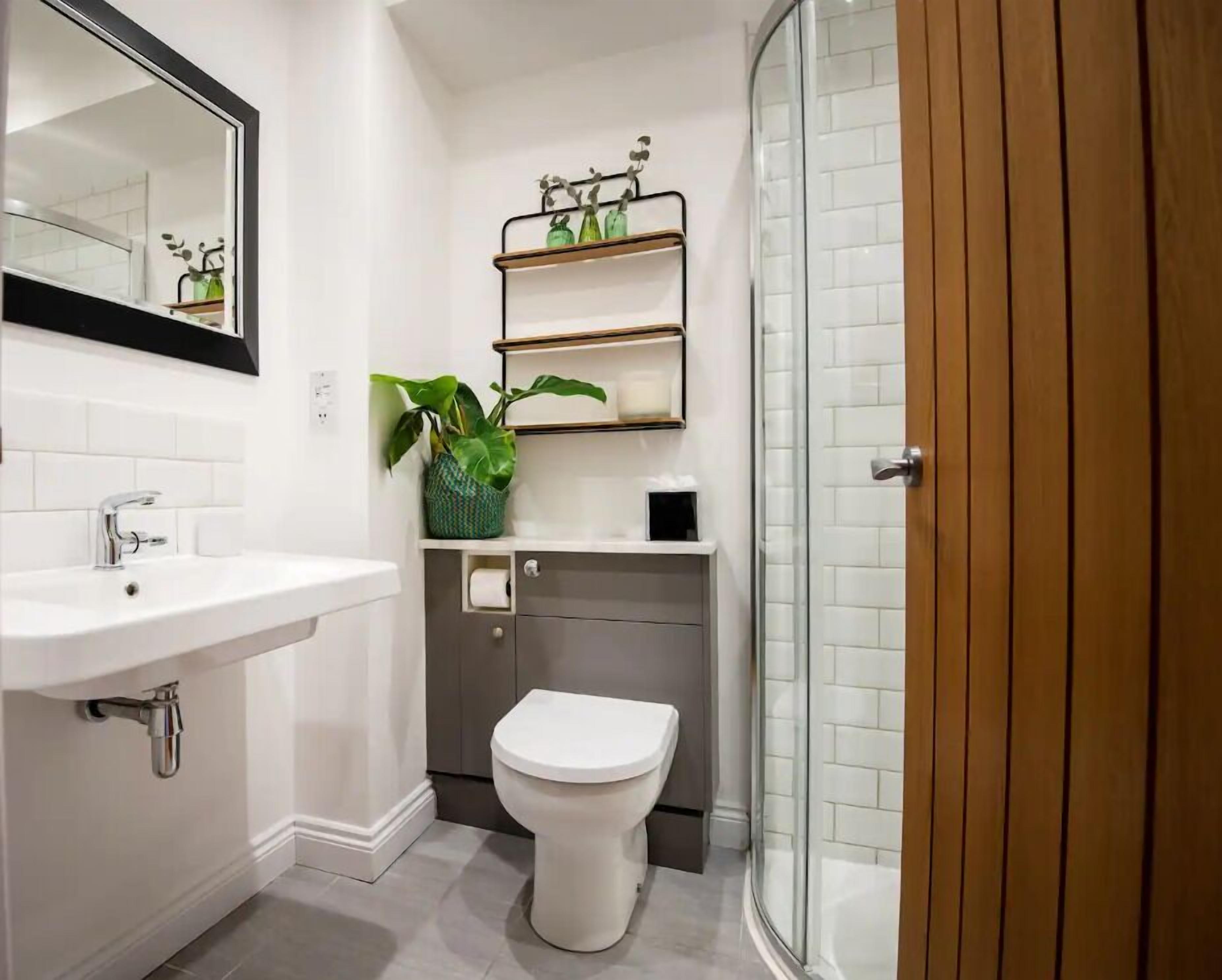 Shower, free toiletries, hair dryer, bidet