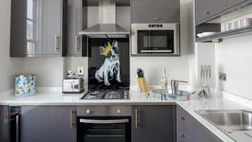Refrigerador, microondas, cafetera de espresso y cafetera y tetera