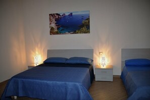 Triple Room | Memory foam beds, in-room safe, individually decorated, desk - Le Tre Gemme (Pompei)