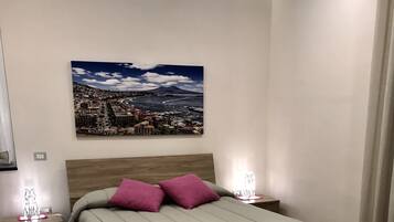 Colchones con efecto memoria y caja de seguridad en la habitación