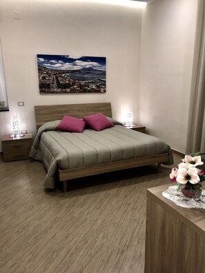 Comfort Double Room | Memory-foam beds, in-room safe, individually decorated, desk - Le Tre Gemme (Pompei)