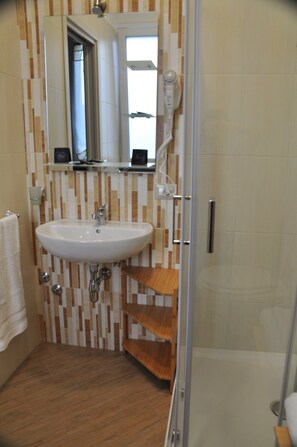 Habitación doble Confort | Baño | Regadera, amenidades de baño gratuitas, secadora de cabello, bidet 