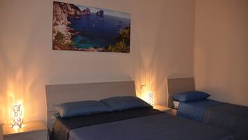 Colchones con efecto memoria y caja de seguridad en la habitación