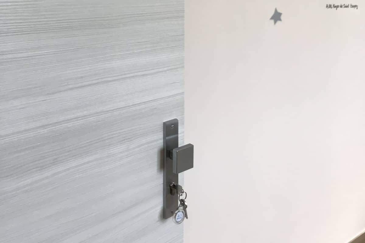 Quarto casal conforto | Camas com colchões de espuma com sistema de memória, cofres nos quartos