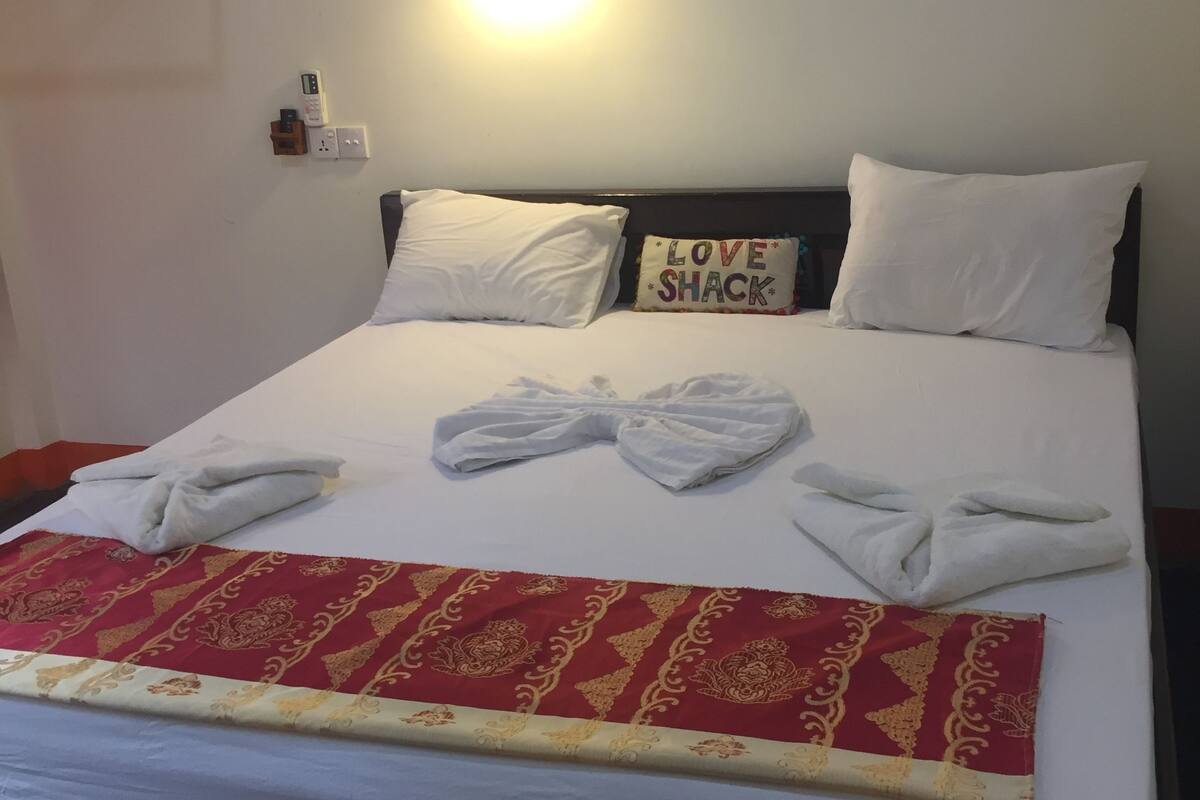 Hypo-allergenic bedding, desk, soundproofing, free WiFi