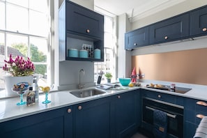 Kühlschrank, Mikrowelle, Wasserkocher mit Kaffee-/Teezubehör