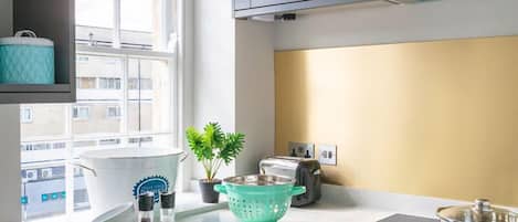 Kjøleskap, mikrobølgeovn, kaffetrakter/tekoker og vannkoker