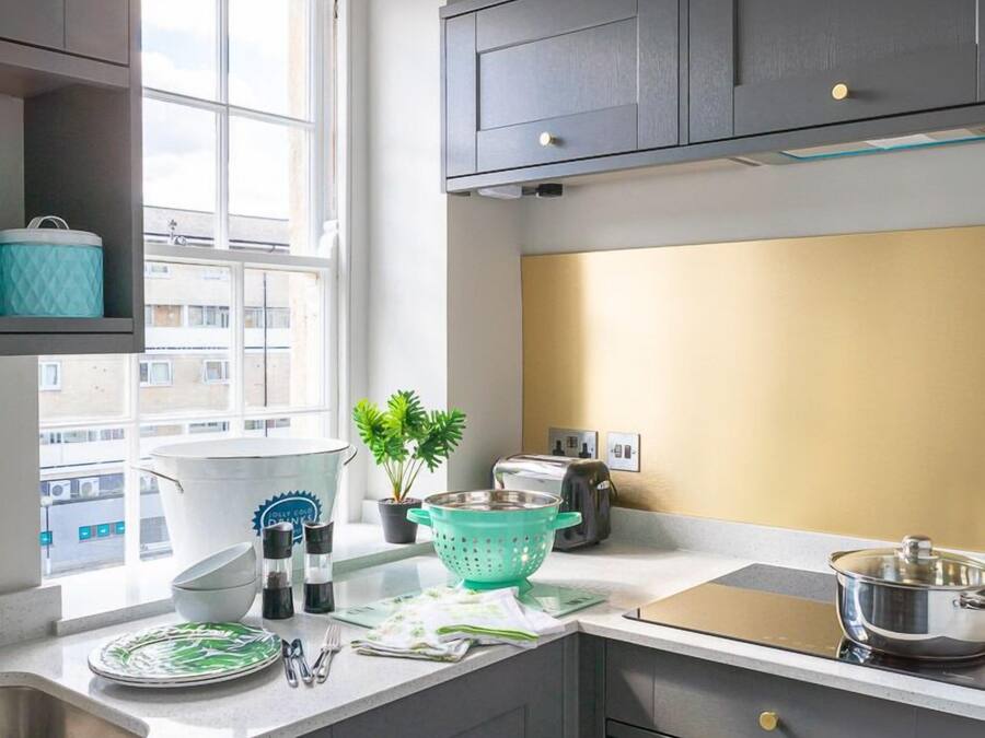 Geladeira, micro-ondas, cafeteira/chaleira, chaleira elétrica