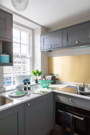 Réfrigérateur, micro-ondes, cafetière/bouilloire, bouilloire électrique