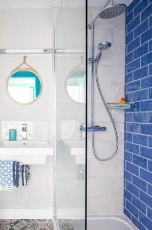Dusche, kostenlose Toilettenartikel, Haartrockner, Handtücher