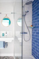 シャワー、バスアメニティ (無料)、ヘアドライヤー、タオル