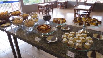 Café da manhã com buffet grátis todos os dias