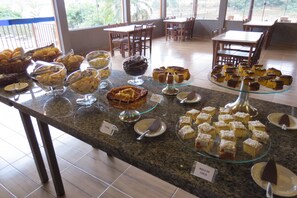 Free daily buffet breakfast - Pousada Mar de Minas (Capitólio)
