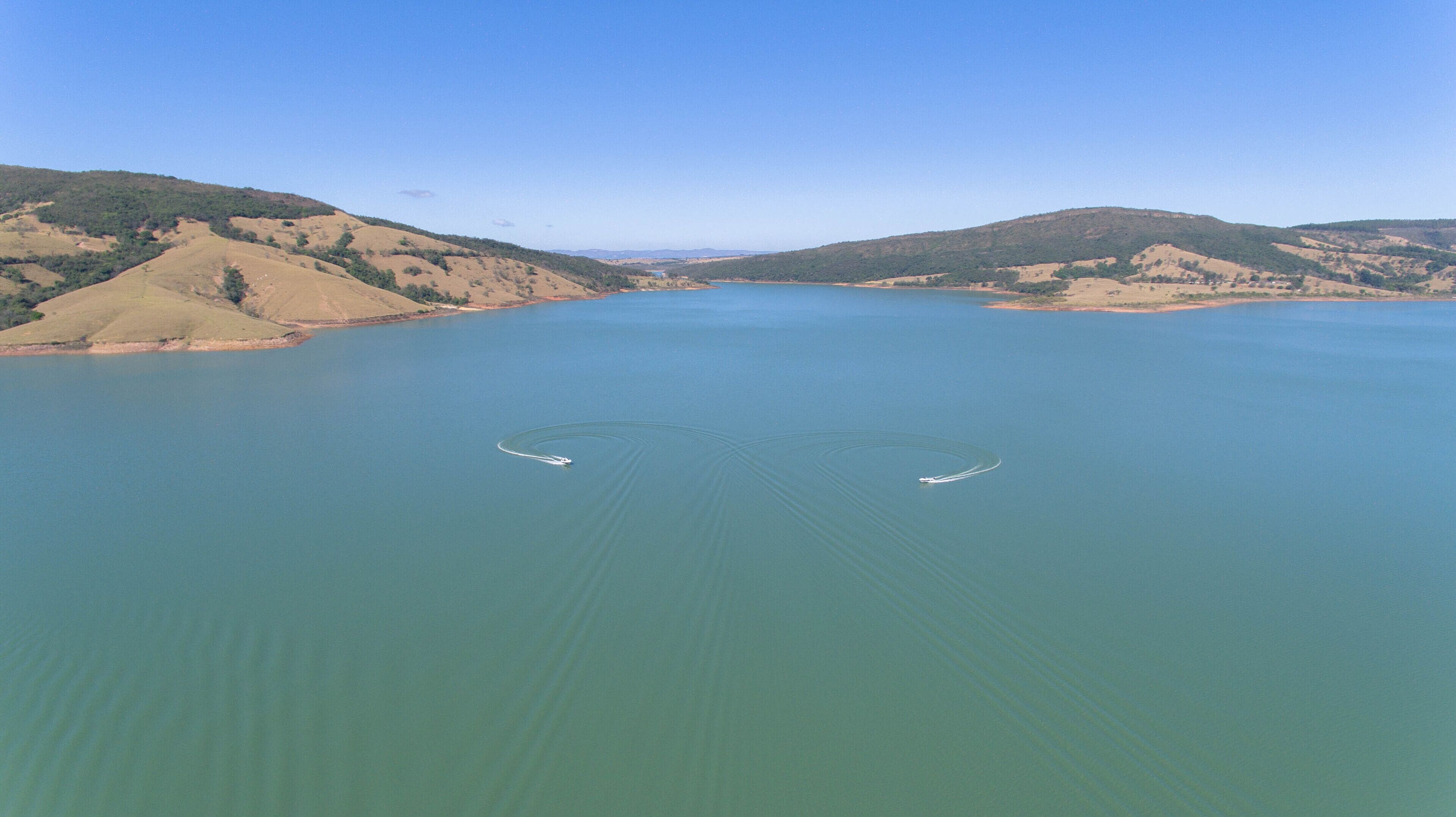 Une vue aérienne d’une vaste étendue d’eau entourée de collines.