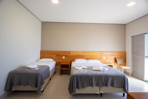 华丽套房, 湖景, 一层 | 迷你吧、办公桌、免费 WiFi、床单