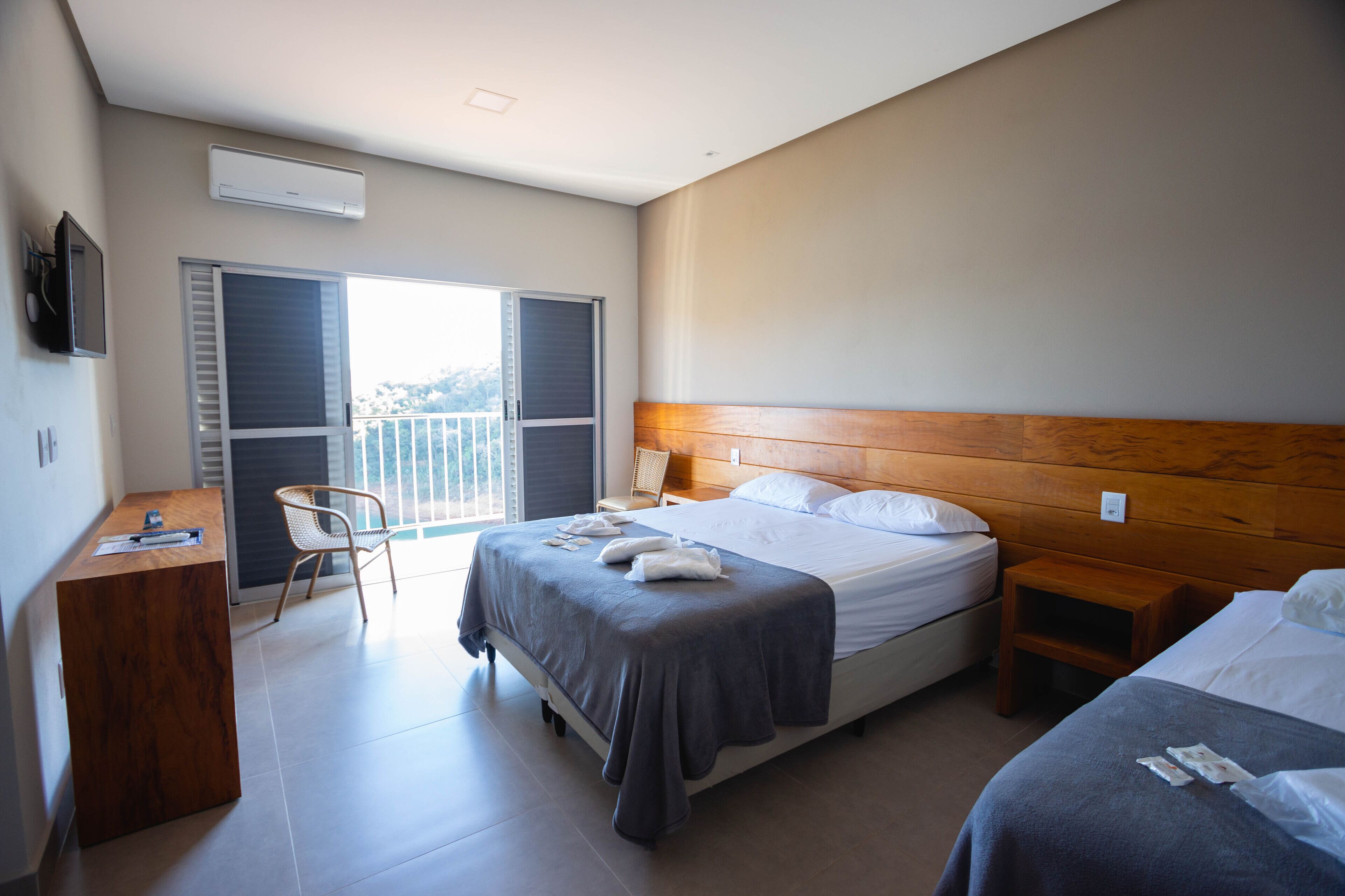 Suite – deluxe, utsikt mot innsjø | Minibar, skrivebord, wi-fi (inkludert) og sengetøy