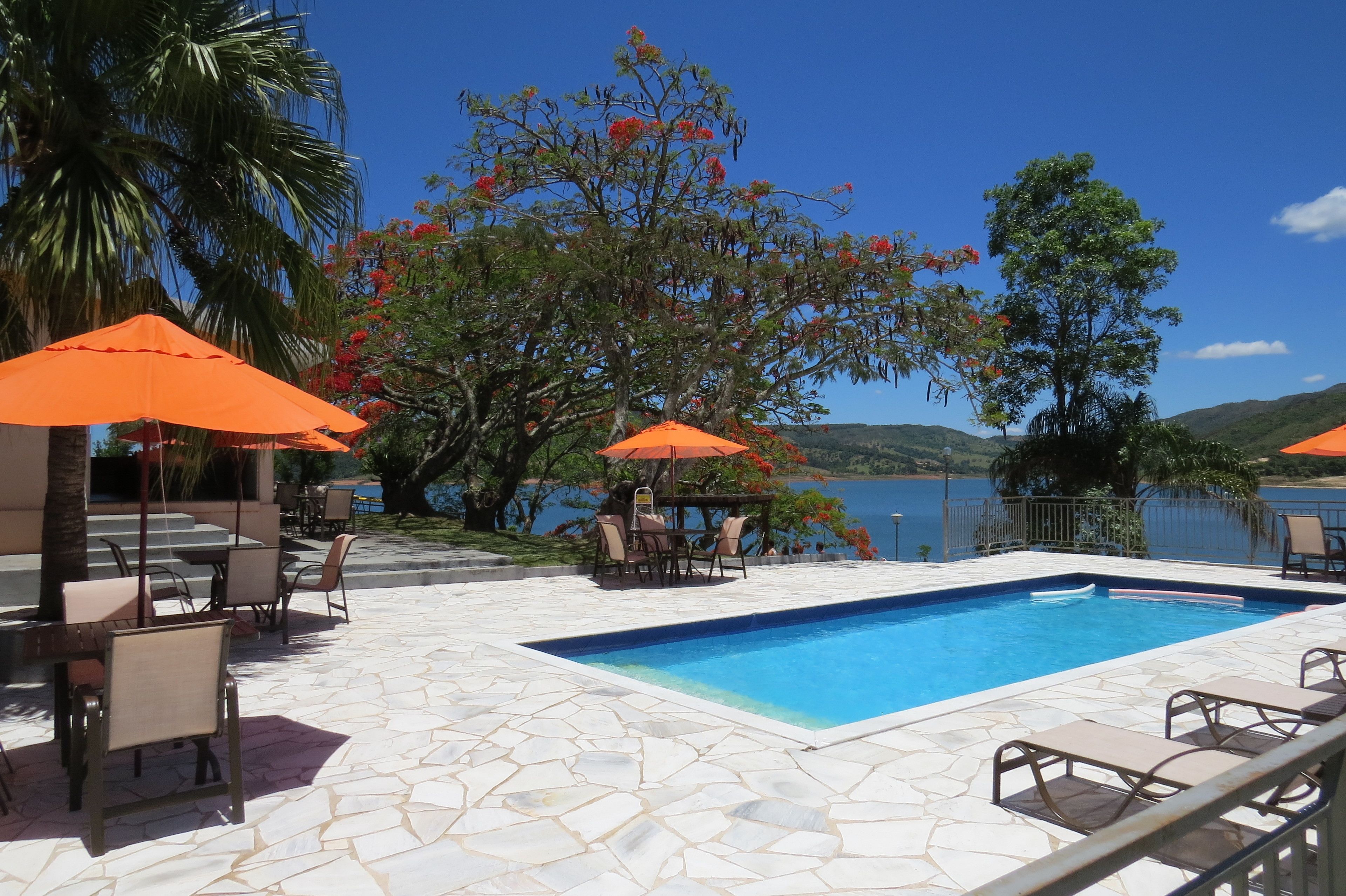 Una piscina techada, sillones reclinables de piscina