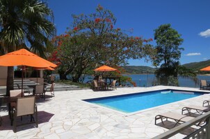 Una piscina techada, sillones reclinables de piscina