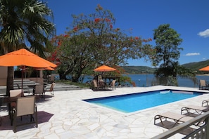 Piscina interna, espreguiçadeiras