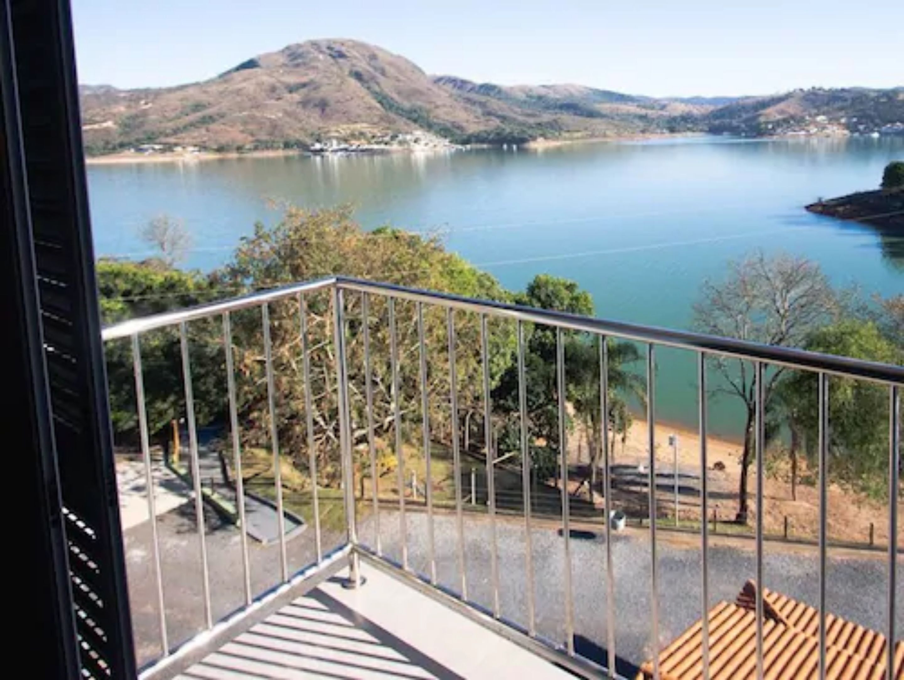 豪華套房, 湖景 | 迷你吧、書桌、免費無線上網、床單