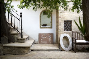 Daily full breakfast (EUR 20 per person)