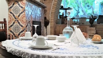 Café da manhã completo todos os dias (EUR 20 por pessoa)