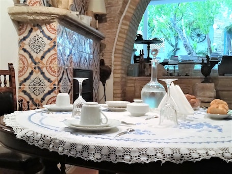 Desayuno completo diario (EUR 20 por persona)