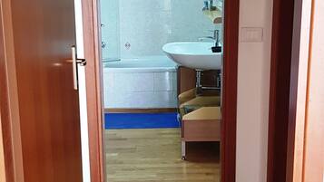 Combined shower/tub, hair dryer, bidet, towels