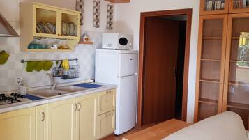 Fridge, microwave, stovetop, coffee/tea maker